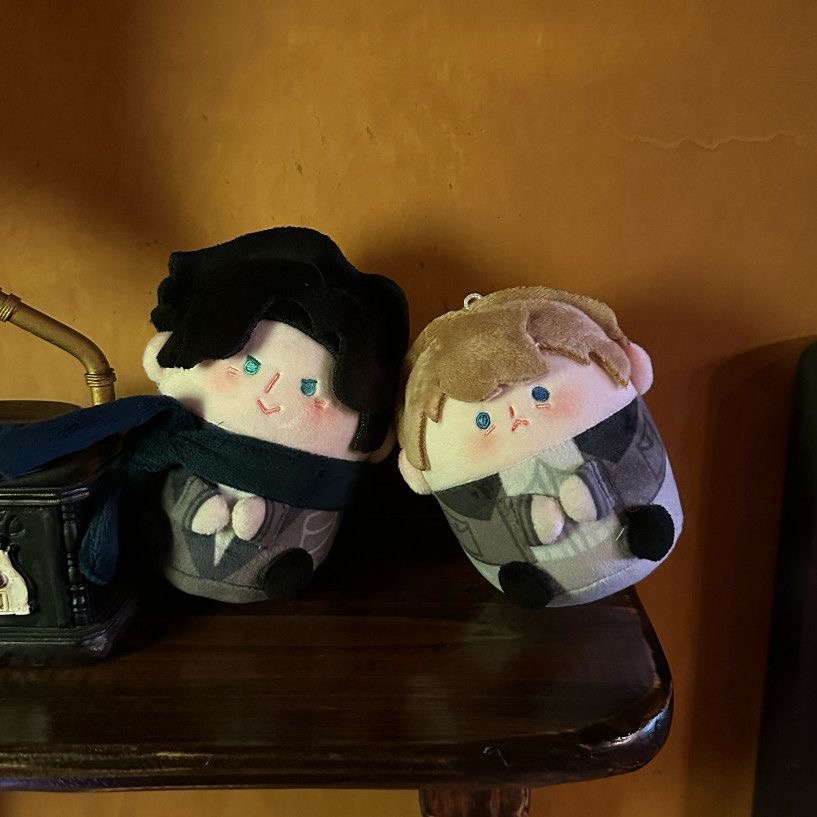 Cosplay Plushie Prop - 1 Paio di Peluche Anime Sherlock